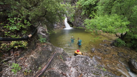 Bewegender-Zeitraffer-Wasserfall-Bergwald-Orlias-Olymp-Griechenland-Canyoning