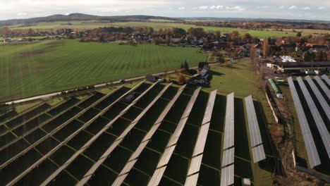 Filas-De-Paneles-Solares-Que-Producen-Energía-Ecológica-Y-Sostenible,-Vista-Aérea.