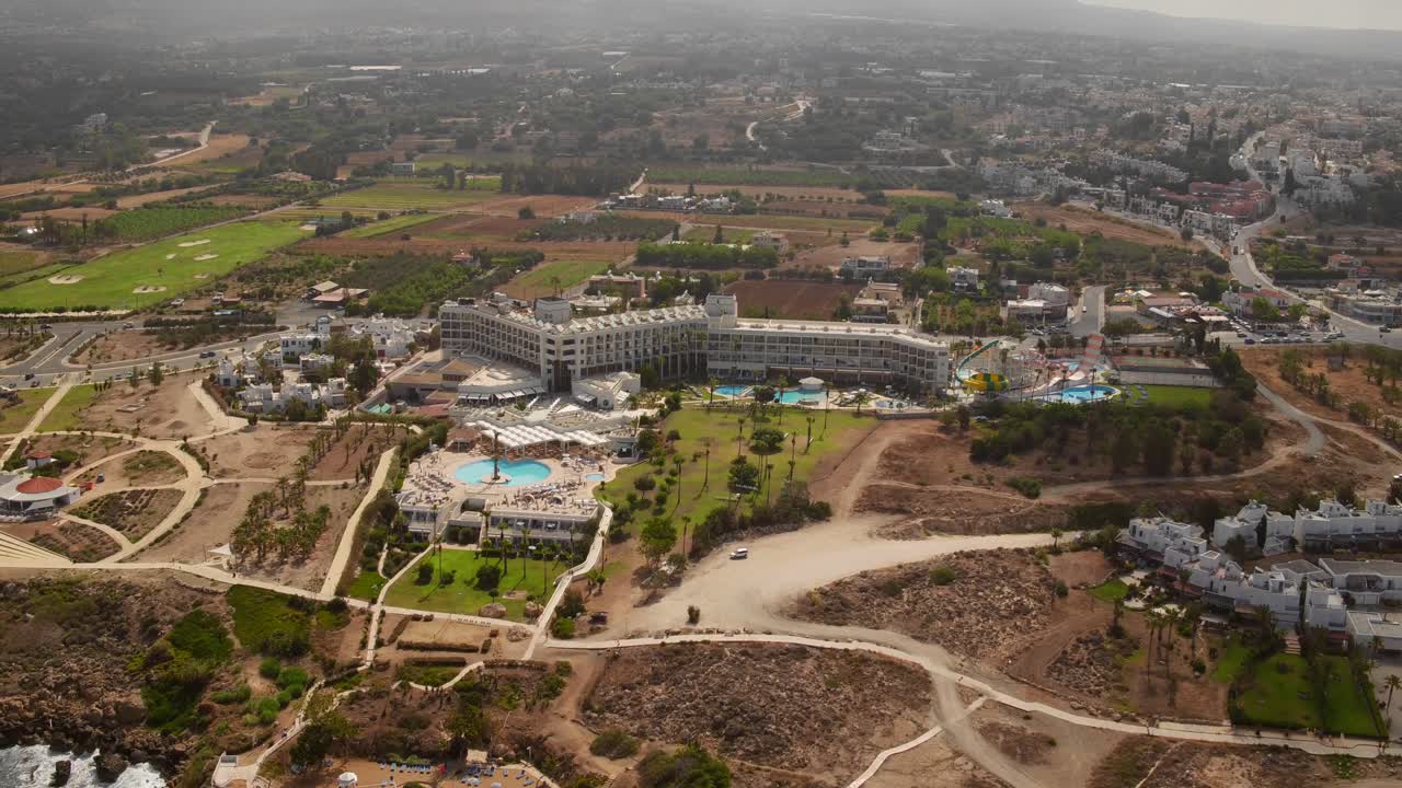 tomas aéreas de resorts y playas de paphos, chipre