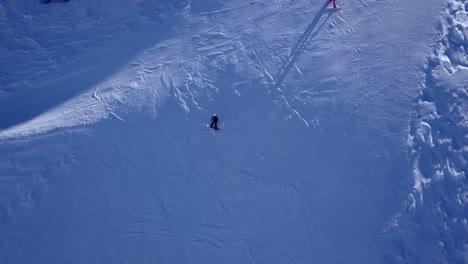 volando con el dron enfocado en un snowboarder en val thorens, en los alpes franceses