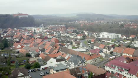 Drohnenluftaufnahme-Des-Traditionellen-Deutschen-Dorfes-Herzberg-Am-Harz-Im-Berühmten-Nationalpark-In-Mitteldeutschland-An-Einem-Bewölkten-Tag-Im-Winter.