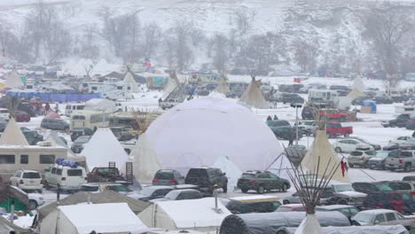 stehender felsprotest während des schneesturms