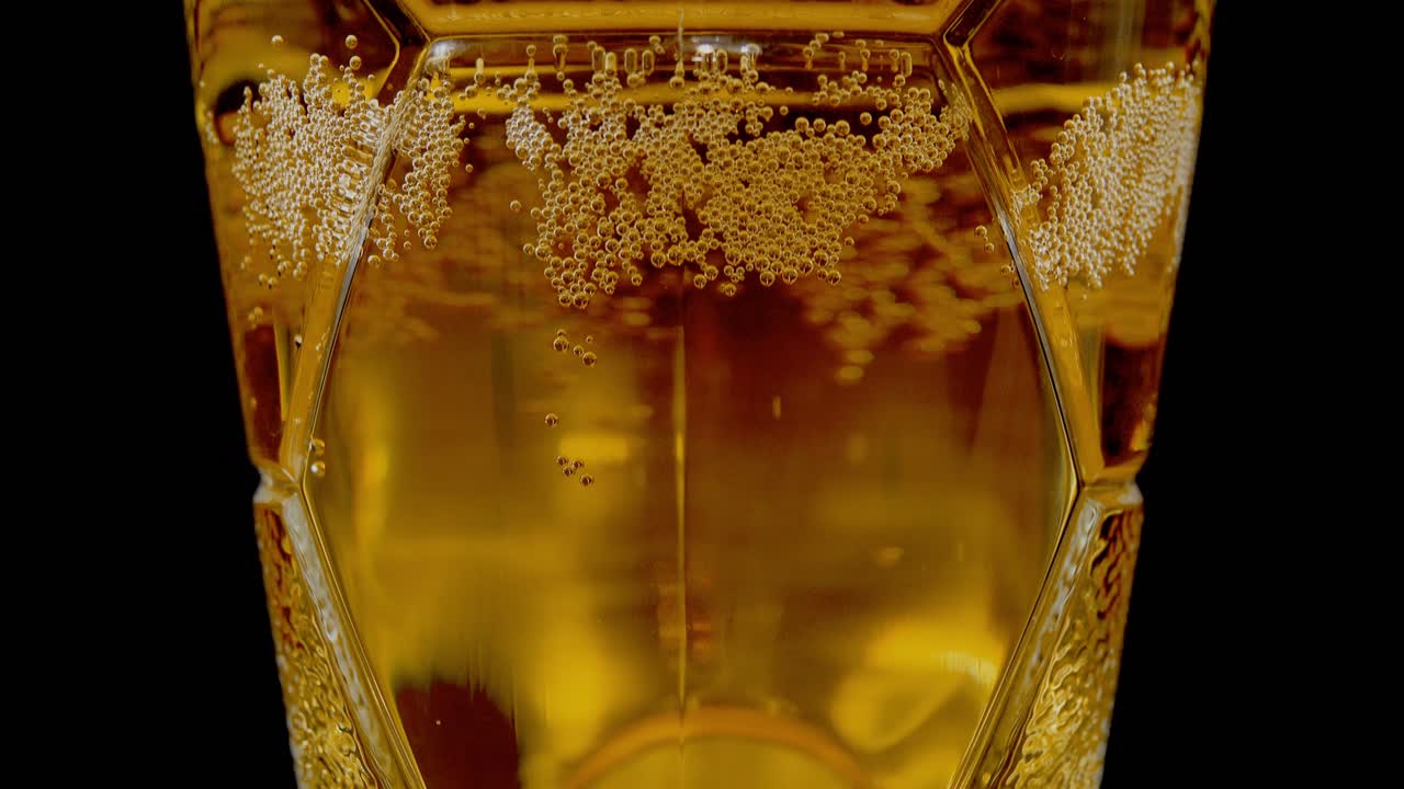 Primo piano di un bicchiere di birra