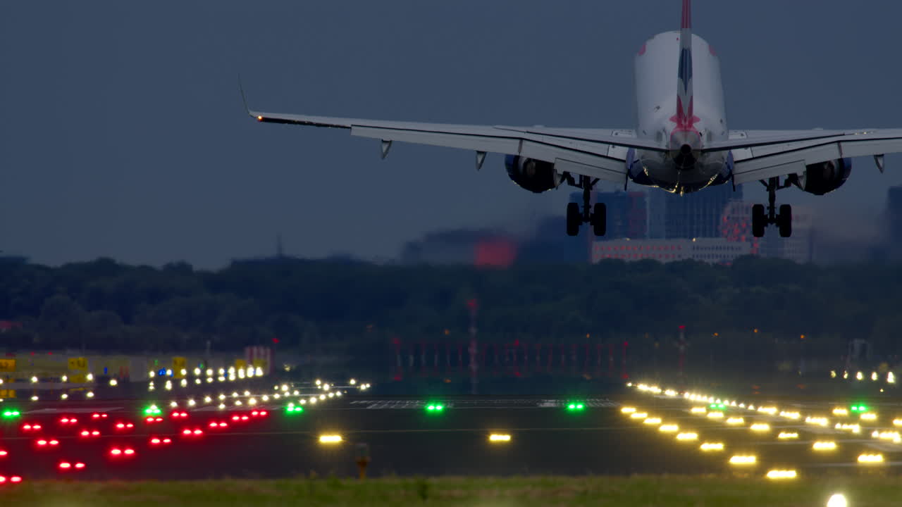 밤에 착륙하는 비행기