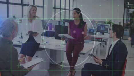 animación del procesamiento de datos sobre diversas personas de negocios que trabajan en la oficina