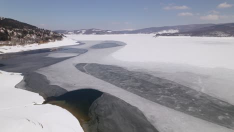 niedrige drohnen-aufnahme einer friedlichen winterlandschaft in mazedonien, die schneebedecktes gelände hervorhebt