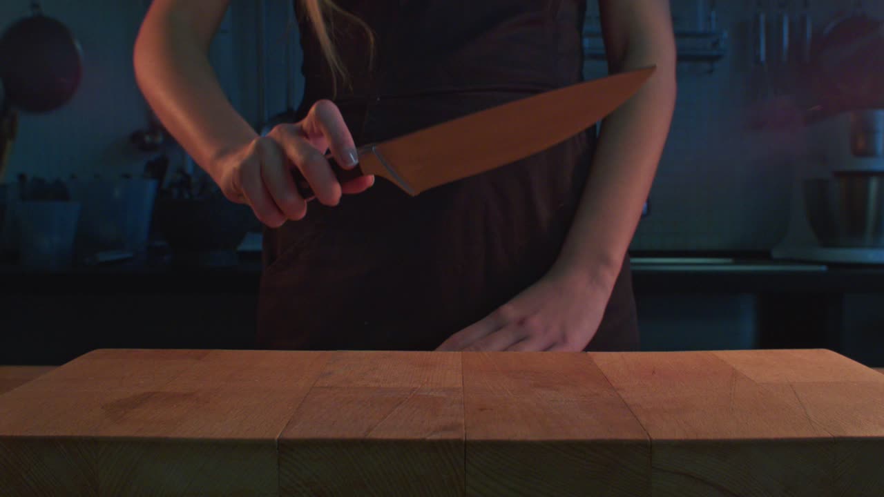 mujer toma un cuchillo en la cocina. concepto de asesinato con cuchillo. mujer cuchillo de cocina