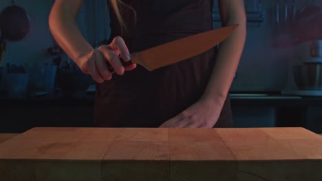 Mujer-Toma-Un-Cuchillo-En-La-Cocina.-Concepto-De-Matar-Con-Cuchillo.-Cuchillo-De-Cocina-Mujer