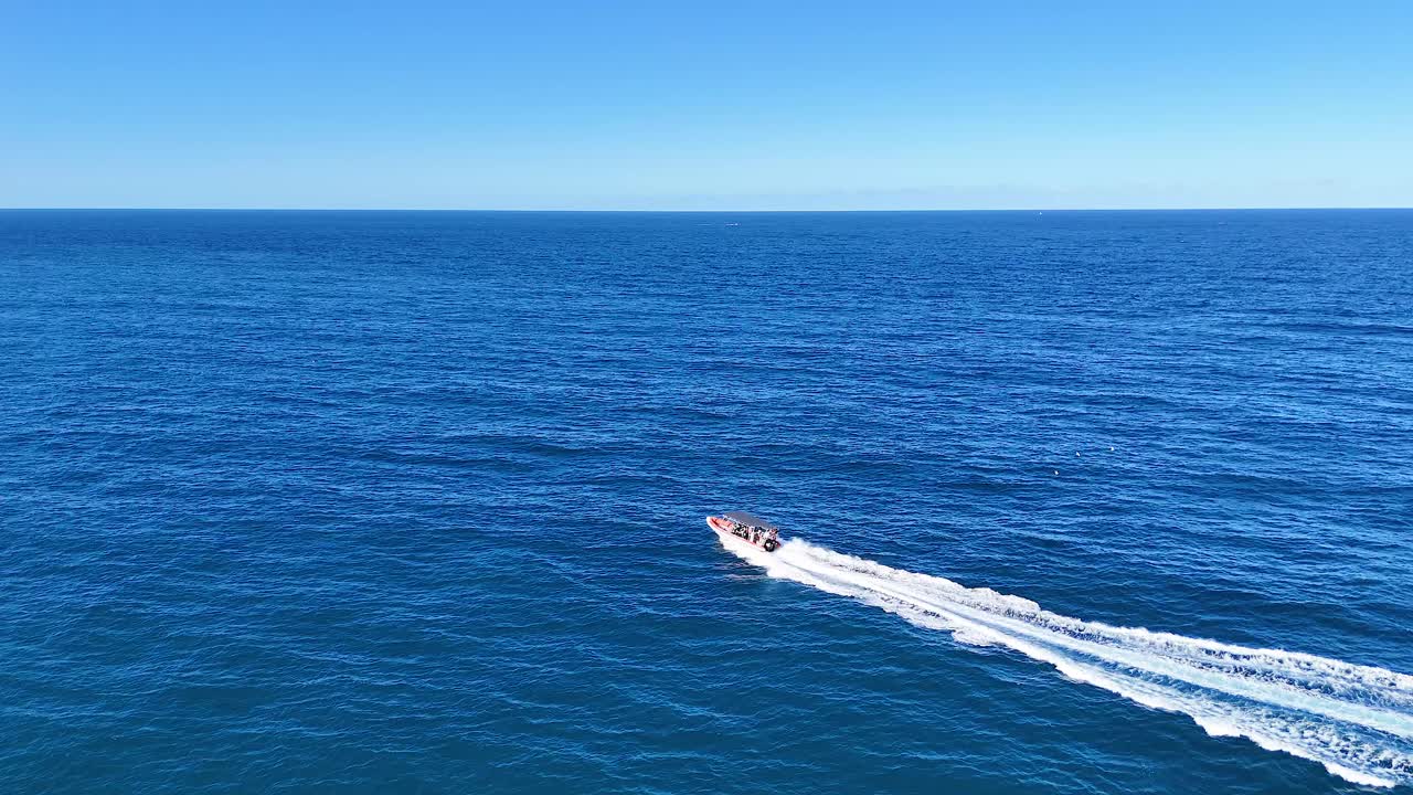 una lancha rápida navega rápidamente por el vasto océano