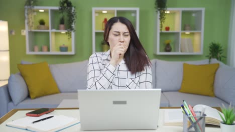 una joven mujer de negocios enferma que tose.