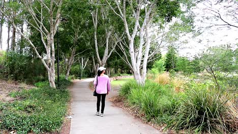 Mujer-Caminando-En-El-Parque