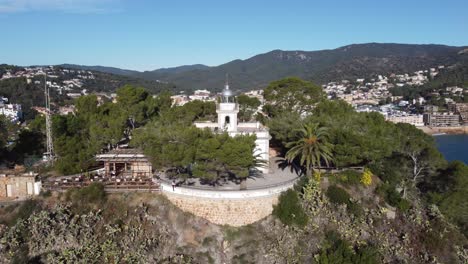 antigua iglesia ubicada en una montaña rocosa sobre el mar