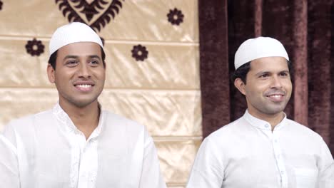 Indische-Glückliche-Muslimische-Männer,-Die-Jemanden-Anlächeln