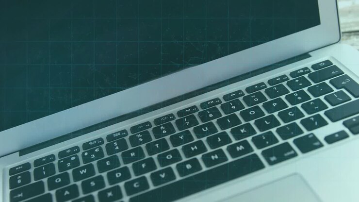 Schaltkreise, die über das Laptop-Trackpad verblassen, zur Sicherheit Fingerabdruck, der pulsiert, und Vorhängeschloss, das sich zu einer roten Tasse bewegt