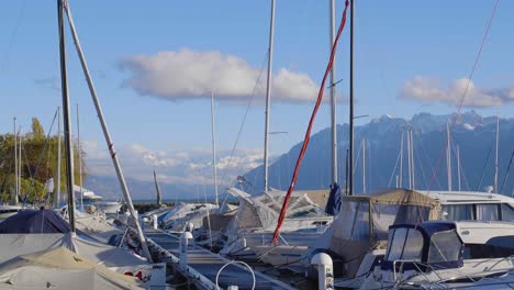 Toma-Ajustada-De-Barcos-En-El-Puerto-De-Lutry-En-Un-Día-Frío-Y-Ventoso.