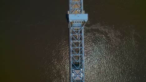 Eine-Gerade-Nach-Unten-Gerichtete-Luftaufnahme-Der-Blauen-Eisen--Und-Stahlbrücke-über-Den-St