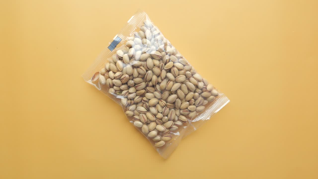 una bolsa de pistachos