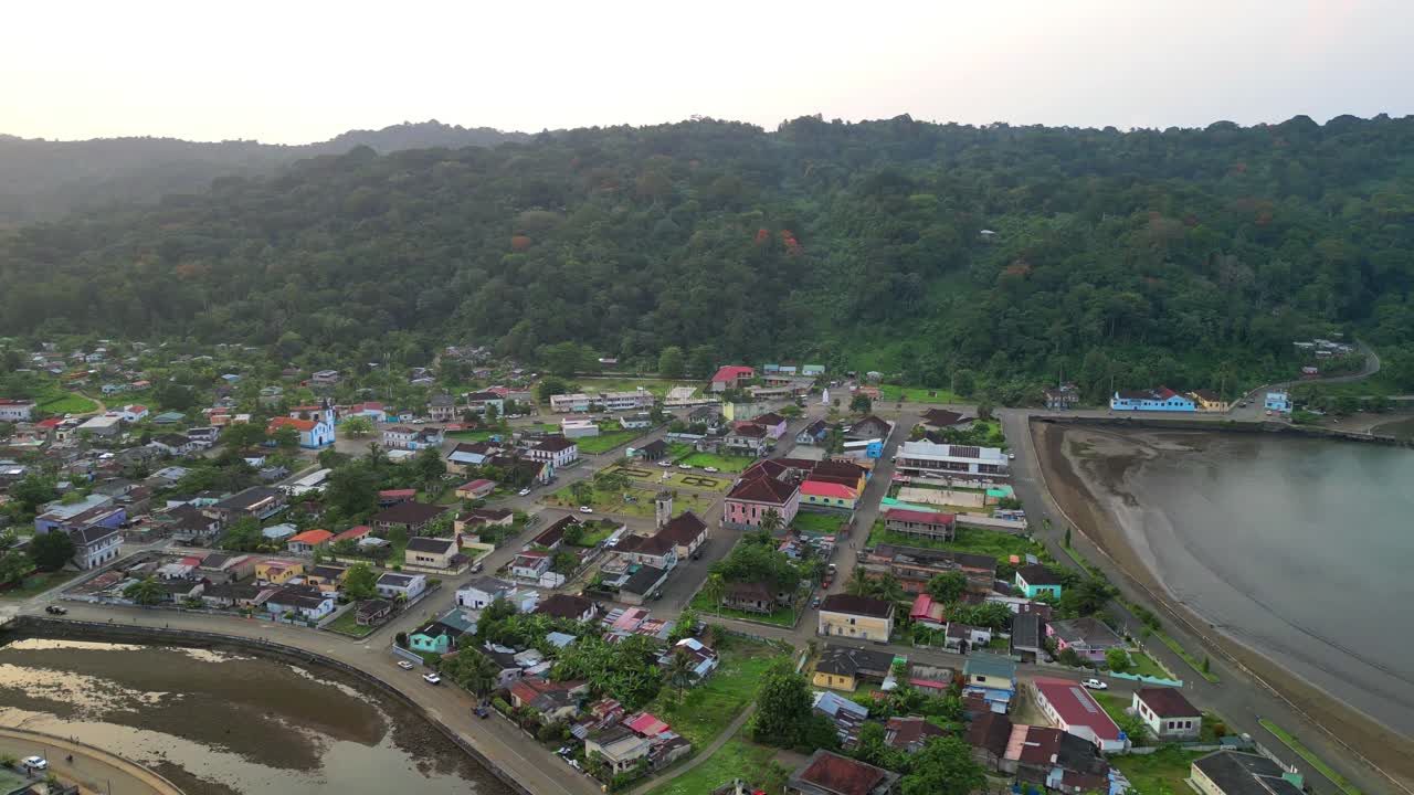 vista aérea de la ciudad de santo antonio, la capital de la isla do príncipe, un archipiélago de são tomé y príncipe, áfrica