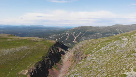 saque la foto que captura la vista espectacular del cañón dromskåran en la reserva natural de bastudalen, jämtland, suecia