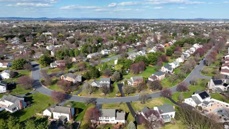 órbita aérea panorámica amplia por encima de las casas del vecindario de subdivisión suburbana