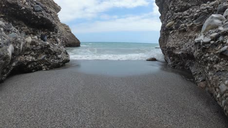 Spanien-Strand-Von-Malaga-Nerja-An-Einem-Bewölkten-Sommertag-Mit-Einer-Drohne-Und-Einer-Stabilisierten-Action-Cam-25