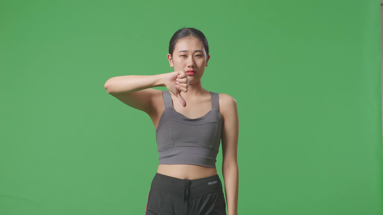 엄지손가락을 내려놓고 불쾌감을 표하는 여자