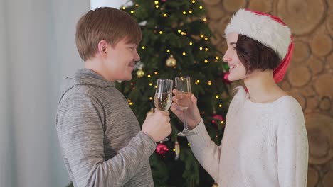 una pareja celebrando la navidad con champán.