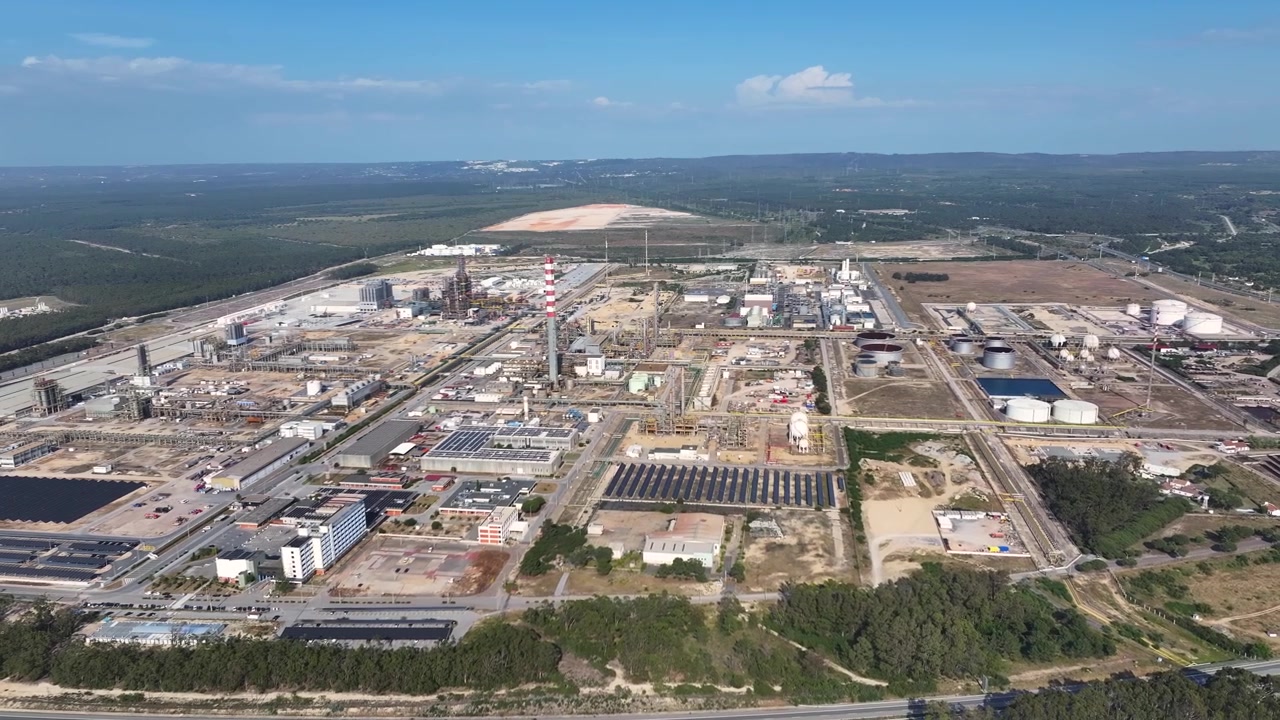 Experience the expansive environment of a leading oil refinery processing crude oil. Observe the intricate infrastructure dedicated to fuel production amid a thriving energy landscape.