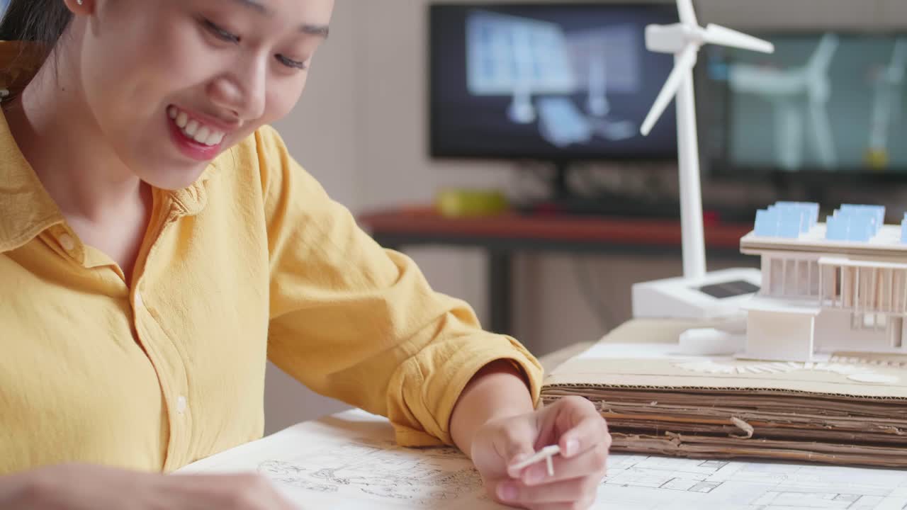 신재생 에너지 디자인을 공부하는 젊은 여성