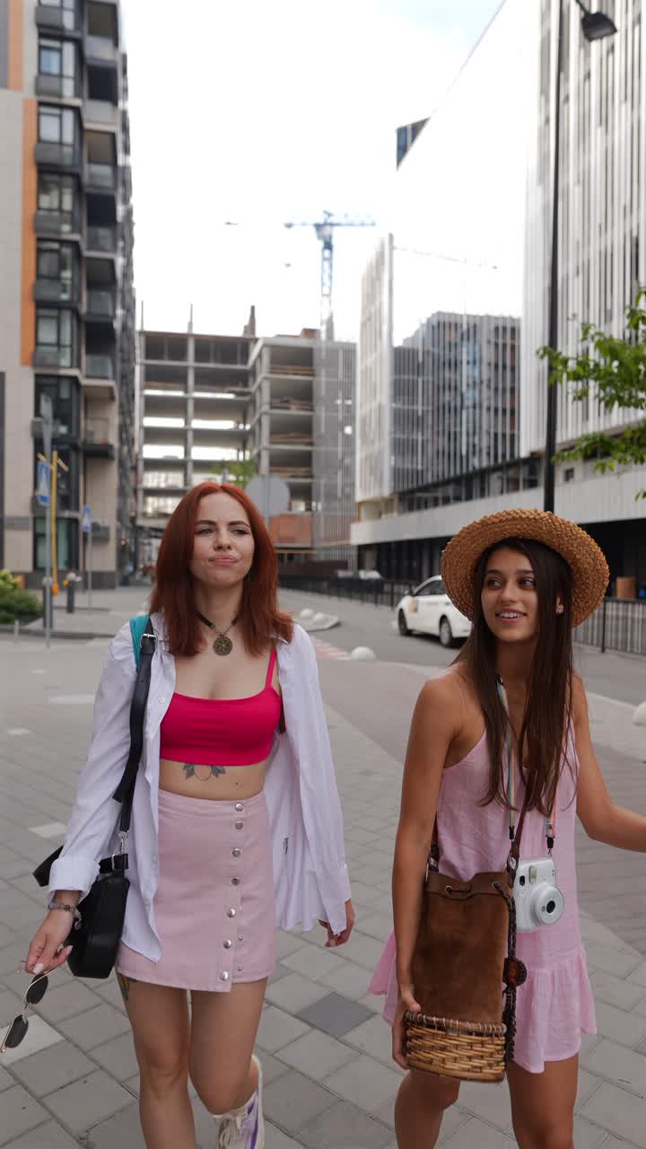 Due giovani donne che camminano in città