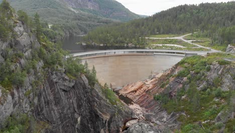 Otra-River-And-Sarvsfossen-Dam-In-The-Daytime-In-Bykle,-Norway