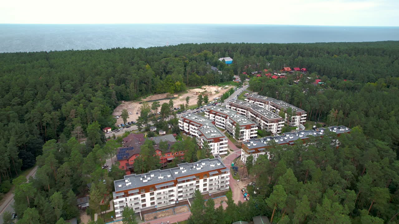 carretilla aérea por encima del complejo de habitaciones de hotel en el bosque profundo cerca de la playa de stegna polonia