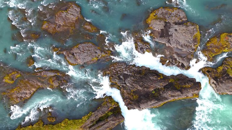 Inquadratura dall'alto della famosa cascata Godafoss in Islanda.