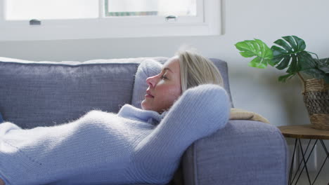 Mujer-Caucásica-Senior-Relajada-En-La-Sala-De-Estar-Tumbada-En-El-Sofá