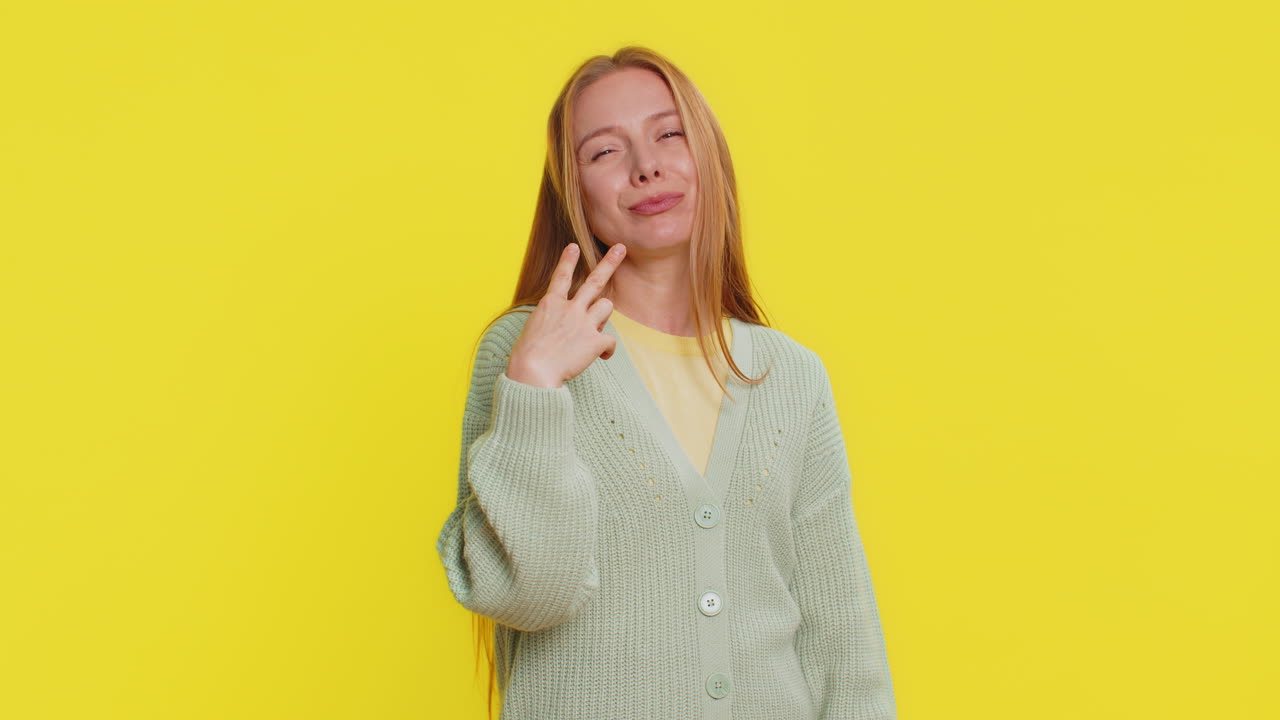 mujer joven apuntando a los ojos y la cámara muestra que te estoy viendo gesto espiar viendo a alguien