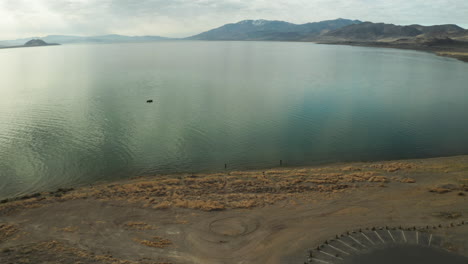 Paso-Aéreo-Panorámico-De-Pescadores-En-Pyramid-Lake-En-Nevada,-EE.UU.