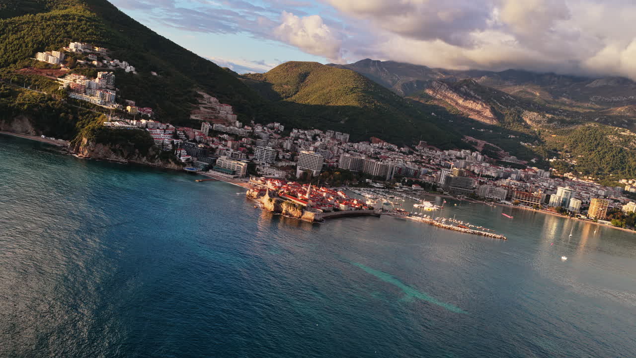 Vista aerea da drone su Budua, che cattura la costa, il porticciolo e il centro storico. Montenegro