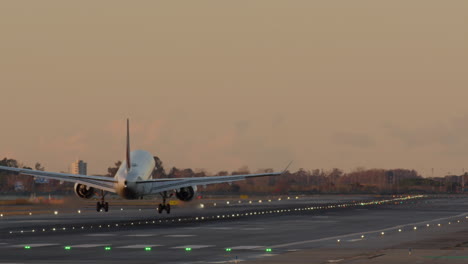 aterrizaje del avión al atardecer