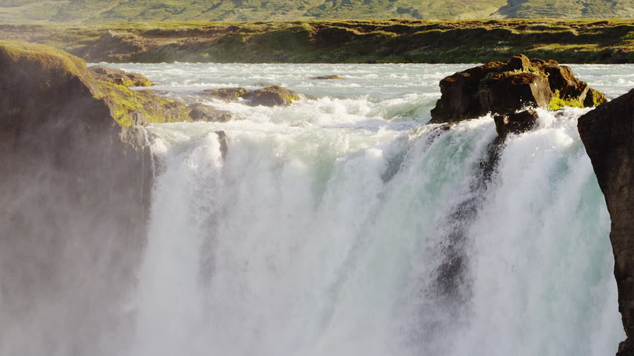 clip de primer plano dramático de la cabeza de la cascada de godafoss en islandia mientras el río skjálfandafljót fluye