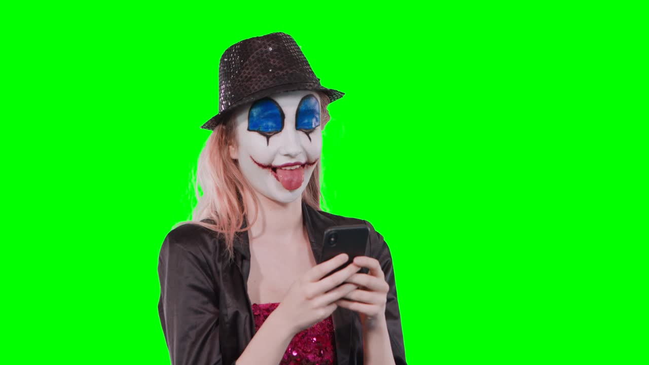 maquillaje de payaso de halloween con teléfono móvil