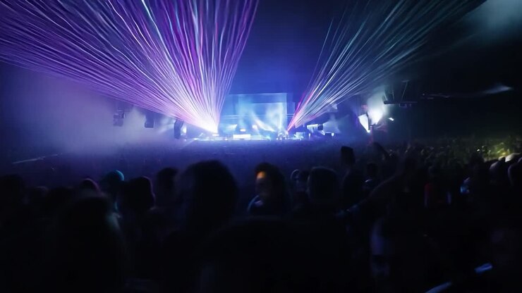 Folla a un concerto con luci intense e laser