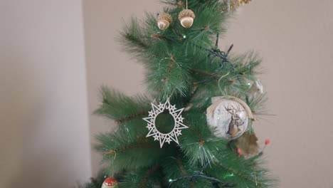 persona decorando un árbol de navidad