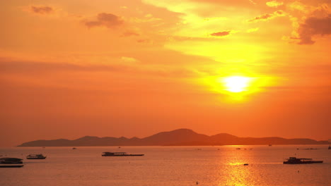 Hermoso-Atardecer-Dorado-Y-Naranja-Sobre-El-Mar