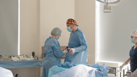 personal médico que se prepara para la cirugía
