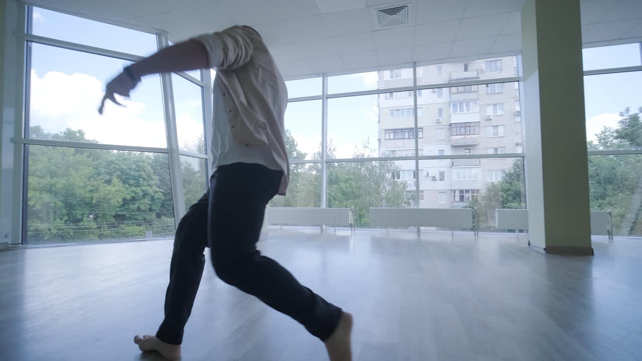 현대적인 스튜디오에서 브레이크 댄스를 하는 남자