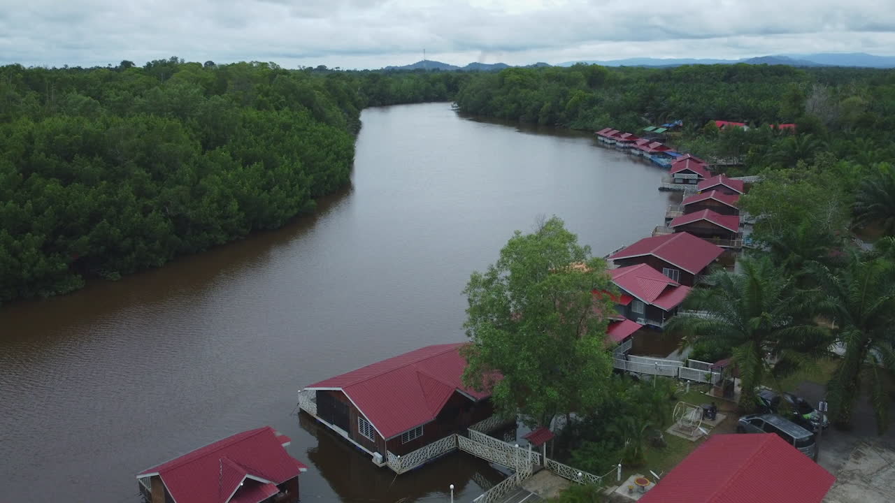 vista superior de drones de casas flotantes en rompin pahang con color de techo rojo