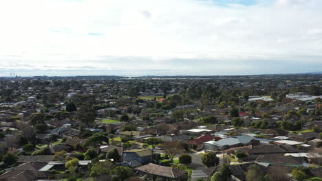 Vuelta-Del-Carro-Aéreo-Sobre-El-Suburbio-De-Belmont-Geelong,-Australia