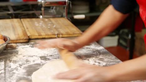 panadero masculino rodando la masa en la panadería 4k