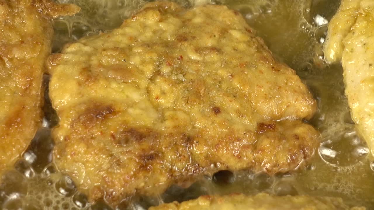 Preparation of a chicken chop on a cast-iron pan