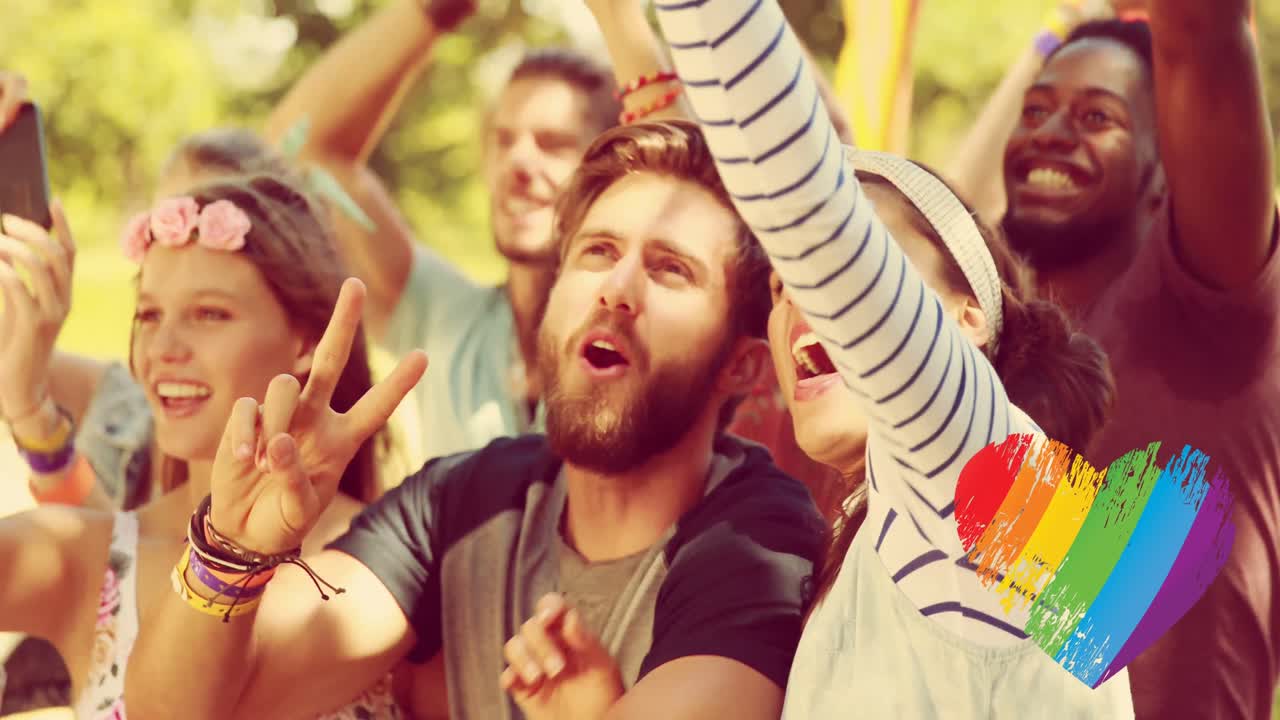 animación del corazón del arco iris sobre diversos manifestantes